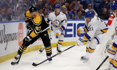 Pittsburgh Penguinsin Sidney Crosby Buffalo Sabresia vastaan.