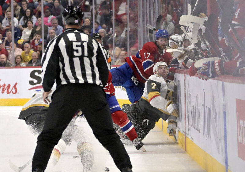 Vegas Golden Knightsin Alex Pietrangelo jäi Montreal Canadiensin Josh Andersonin taklauksen alle.