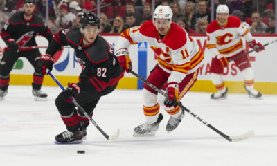 Calgary Flamesia vastaan Jesperi Kotkaniemi syötti Carolina Hurricanesin voittomaalin.