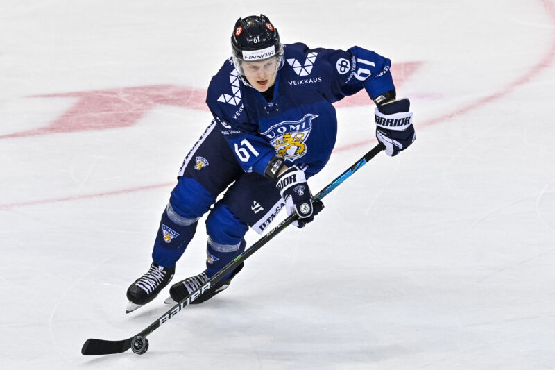 Axel Rindell Suomen maajoukkueen paidassa.