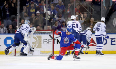 Toronto Maple Leafs kaatui New York Rangersin käsittelyssä. Filip Chytil juhlii maalia.