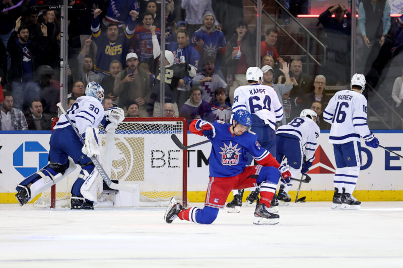 Toronto Maple Leafs kaatui New York Rangersin käsittelyssä. Filip Chytil juhlii maalia.