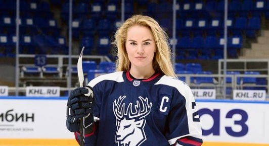 Jääkiekkopuolustaja Angelina Goncharenko bodysuitissa ja hokkareissa ilman housuja - kuva!