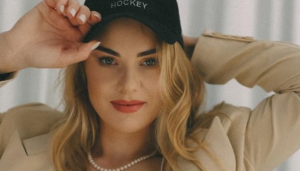 Lätkähottis Angelina Goncharenko koristeli kuusta pelkässä aamutakissa - katso kuva!