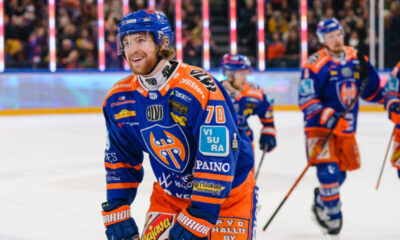 Tappara juhlii maalia kotipaidat päällä.
