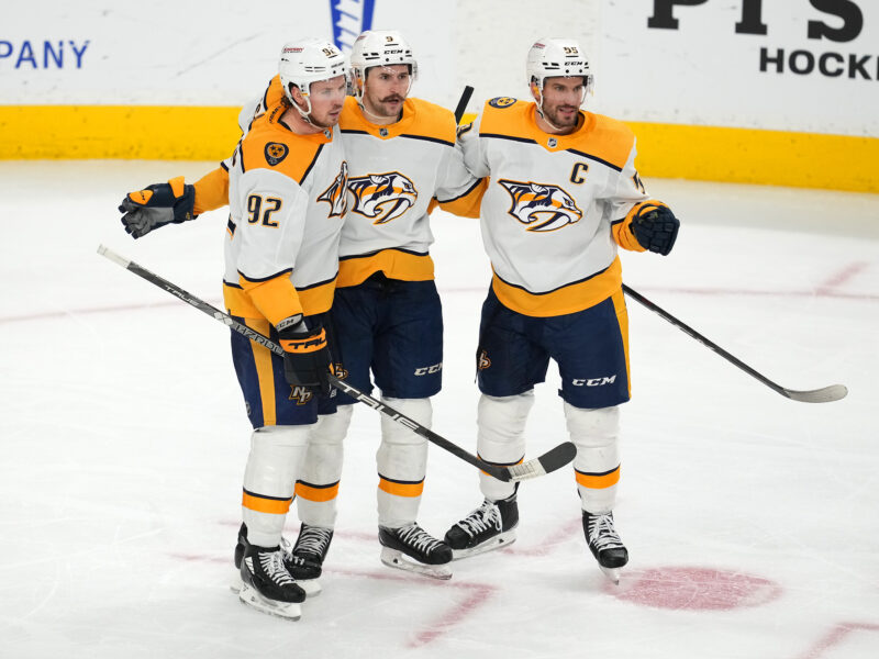 Nashville Predatorin hyökkääjät juhlii maalia.