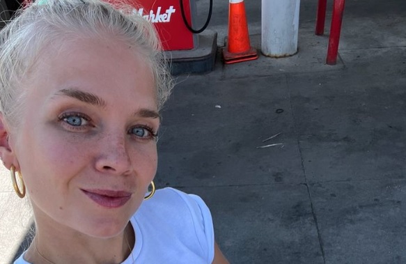 Jääkiekkoilija Kristian Näkyvän ex-vaimo Lotta Hintsa pulahti avantoon: kaunotar on timmissä kunnossa!