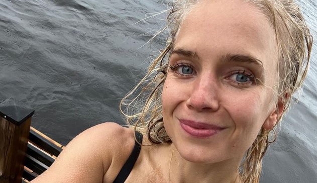 Kristian Näkyvän entinen vaimo Lotta Hintsa vesirajassa märässä valkoisessa mekossa - kuva!