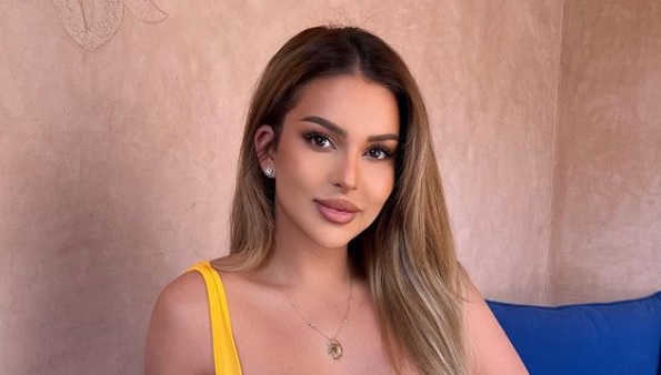 Jeffrey Lawmanin Sara-rakas tyylikkäänä parvekkeella mustassa asussa: kuuma kuva!