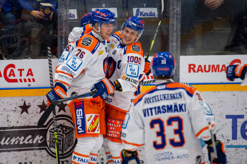 Tappara juhlii maalia.