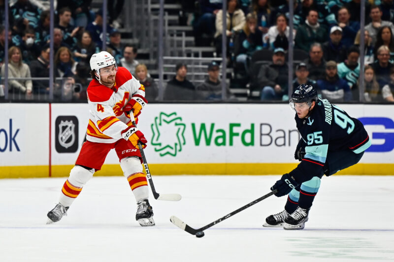 Calgary Flamesin ruotsalaispuolustaja Rasmus Andersson.