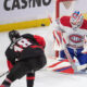 Montreal Canadiensin Sam Montembault antautuu Ottawa Senatorsin Tim Stutzlen edessä.
