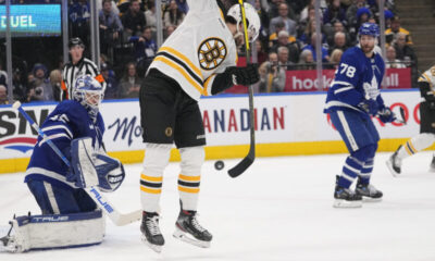 Boston Bruinsin Pavel Zacha iski kaksi maalia Toronto Maple Leafsin verkkoon.