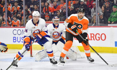 New York Islandersin Semyon Varlamov Philadelphia Flyersia vastaan. JvR maalin edessä.