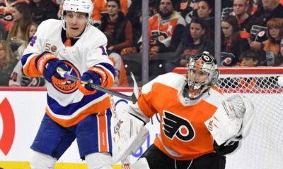 New York Islandersin Bo Horvat teki maskia Philadelphia Flyersin maalivahti Carter Hartille.