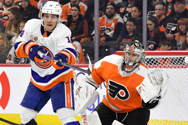 New York Islandersin Bo Horvat teki maskia Philadelphia Flyersin maalivahti Carter Hartille.