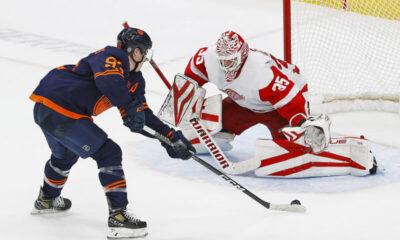 Detroit Red Wingsin Ville Husso torjuu Edmonton Oilersin Ryan Nugent-Hopkinsin läpiajoa.