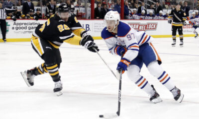 Edmonton Oilersin Connor McDavid kiertää Pittsburgh Penguinsin Jeff Petrya.