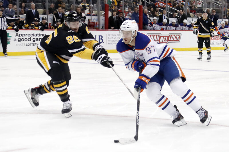 Edmonton Oilersin Connor McDavid kiertää Pittsburgh Penguinsin Jeff Petrya.