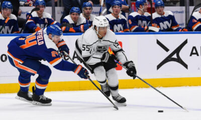 Los Angeles Kingsin Quinton Byfield New York Islandersin Scott Mayfieldiä vastaan.