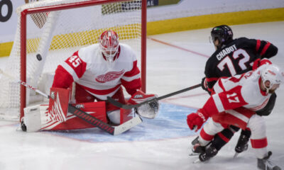 Detroit Red Wingsin Magnus Hellberg taipuu Ottawa Senatorsin Thomas Chabotille.