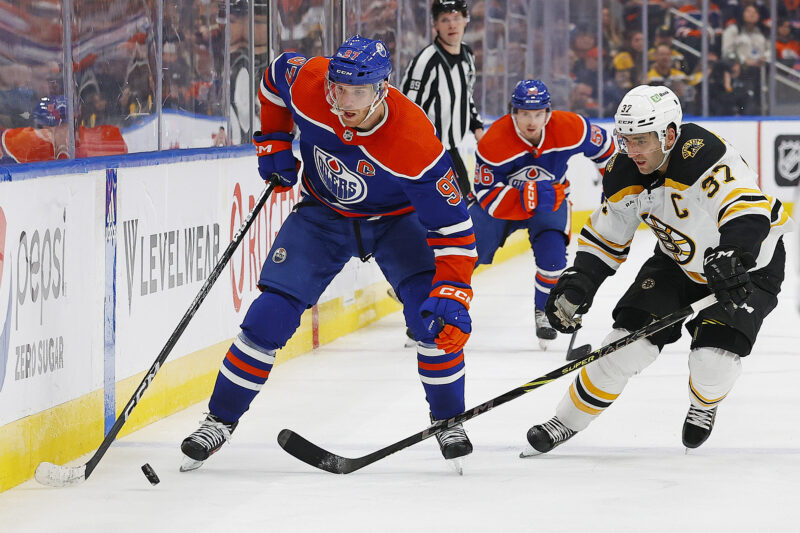 Boston Bruinsin Patrice Bergeron Edmonton Oilersin Connor McDavidin peesissä.