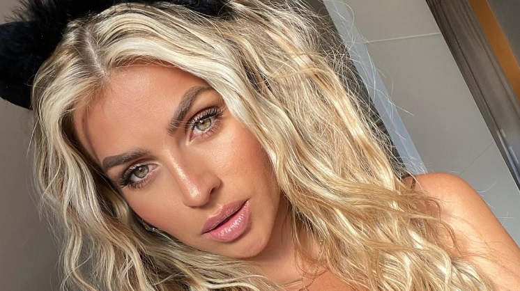 Tomas Tatarin exä Lucia Slaninkova ravintolassa läpinäkyvässä verkkopaidassa: rintsikat paistavat läpi!