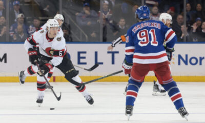 Ottawa Senatorsin Jakob Chychrun pelasi New York Rangersin Vladimir Tarasenkoa vastaan.