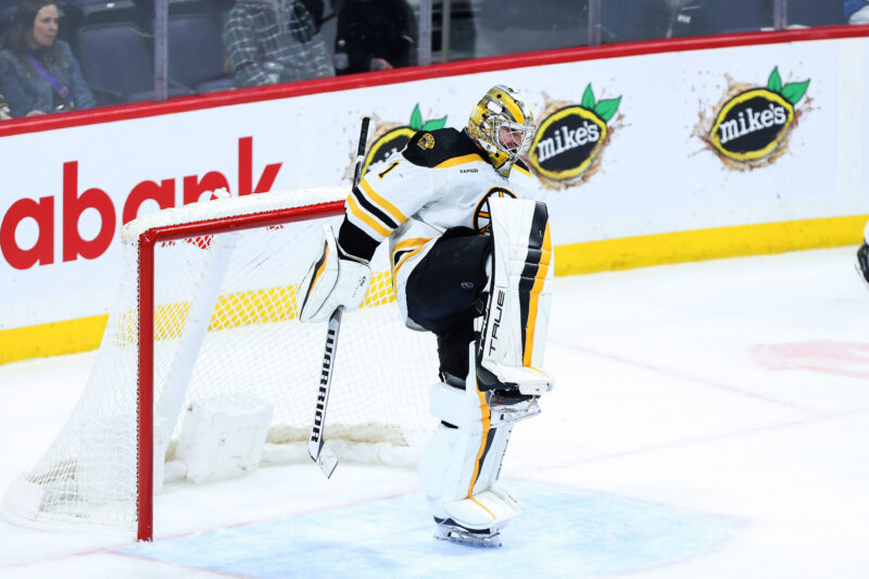 Boston Bruinsin maalivahti Jeremy Swayman torjui jo toisen nollapelin putkeen.