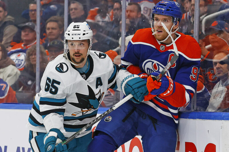 San Jose Sharksin Erik Karlsson ja Edmonton Oilersin Connor McDavid.