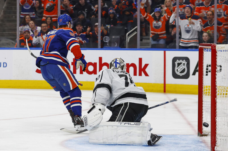 Los Angeles Kingsin Joonas Korpisalo taipui Edmonton Oilersin Connor McDavidin edessä.