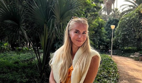 Jääkiekkoilija Joonas Hurrin vaimo Alina Voronkova näyttävässä vihreässä mekossa: vau!