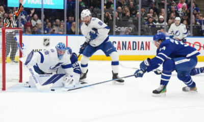 Tampa Bay Lightning pitää Toronto Maple Leafsin Auston Matthewsia aisoissa.
