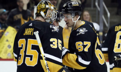 Pittsburgh Penguinsin Tristan Jarry ja Rickard Rakell.