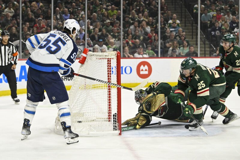 Winnipeg Jetsin Mark Scheifele iski joukkueen pudotuspeleihin.