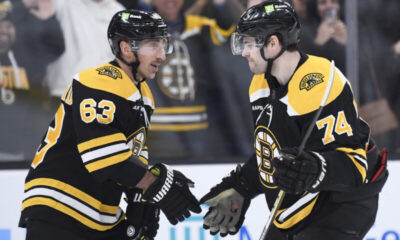 Boston Bruinsin Brad Marchand ja Jake DeBrusk.