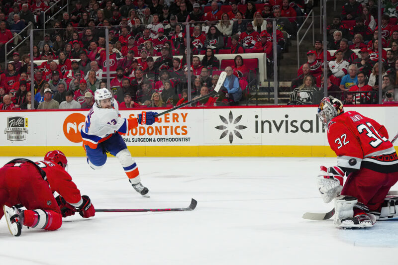New York Islandersin Mathew Barzal naulasi voittomaalin Antti Raannan selän taakse.