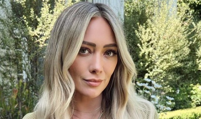 Entisen kiekkoilija Mike Comrien exä, näyttelijä Hilary Duff tyrmäävässä gaala-asussa