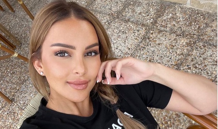 Kiekkoilija Jeffrey Lawmanin rakas nautti jäätelöä bikineissä: kuva!