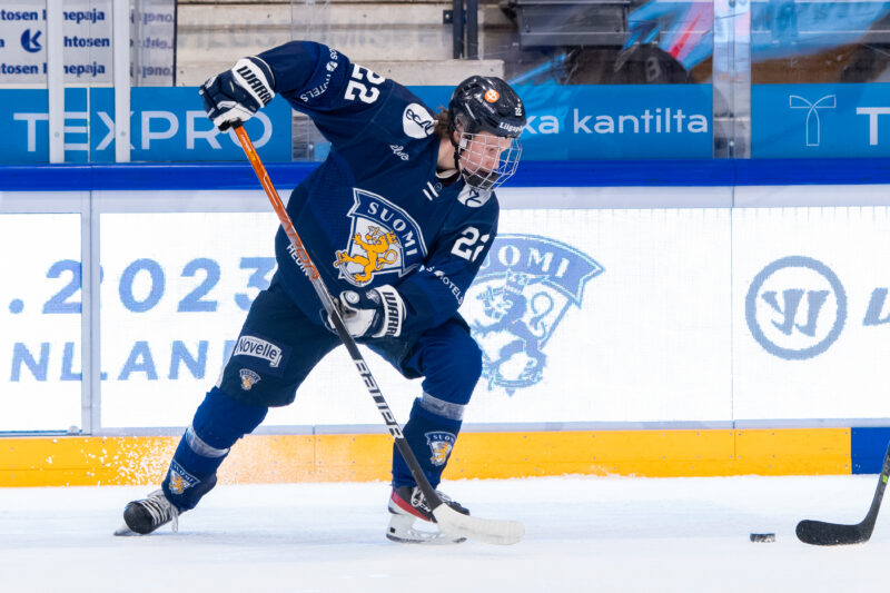 Jesse Nurmi Suomen maajoukkueen paidassa.