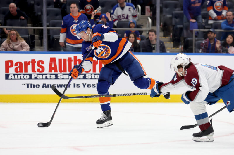 New York Islandersin Oliver Wahlstrom teki jatkosopimuksen.