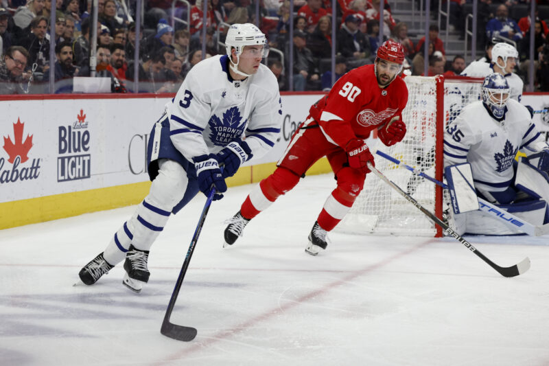 Toronto Maple Leafsia edustanut Justin Holl siirtyy Detroit Red Wingsin riveihin, jossa pelaa Joe Veleno.