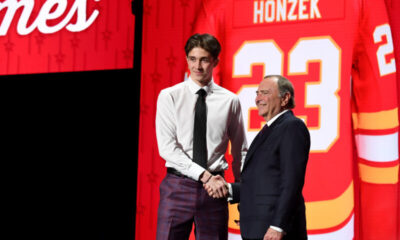 Calgary Flamesin varaama Samuel Honzek.