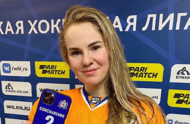 Jääkiekkopuolustaja Angelina Goncharenko pinkissä silkkiasussa - vau!