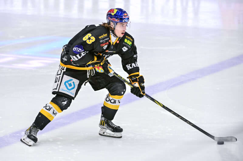 Oulun Kärppien huippulupaava Ville Koivunen onnistui maalinteossa.
