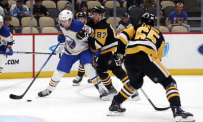 Pittsburgh Penguinsin Erik Karlsson puolustamassa Buffalo Sabresia vastaan.