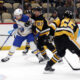 Pittsburgh Penguinsin Erik Karlsson puolustamassa Buffalo Sabresia vastaan.