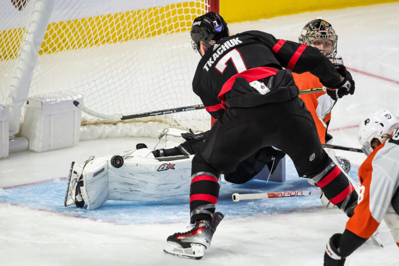 Philadelphia Flyersin Carter Hart taipuu Ottawa Senatorsin Brady Tkachukille.