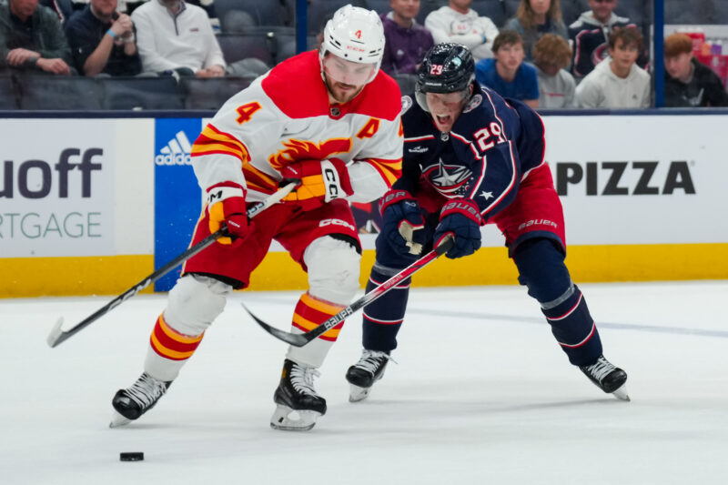 Calgary Flamesin Rasmus Andersson taklasi Columbus Blue Jacketsin Patrik Lainetta päähän.