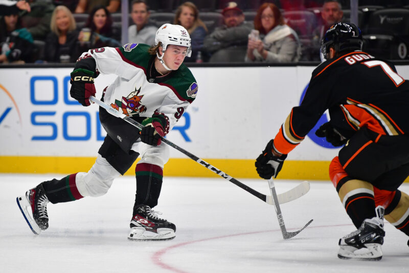 Arizona Coyotesin huippulupaus Logan Cooley iski uransa ensimmäisen maalin.
